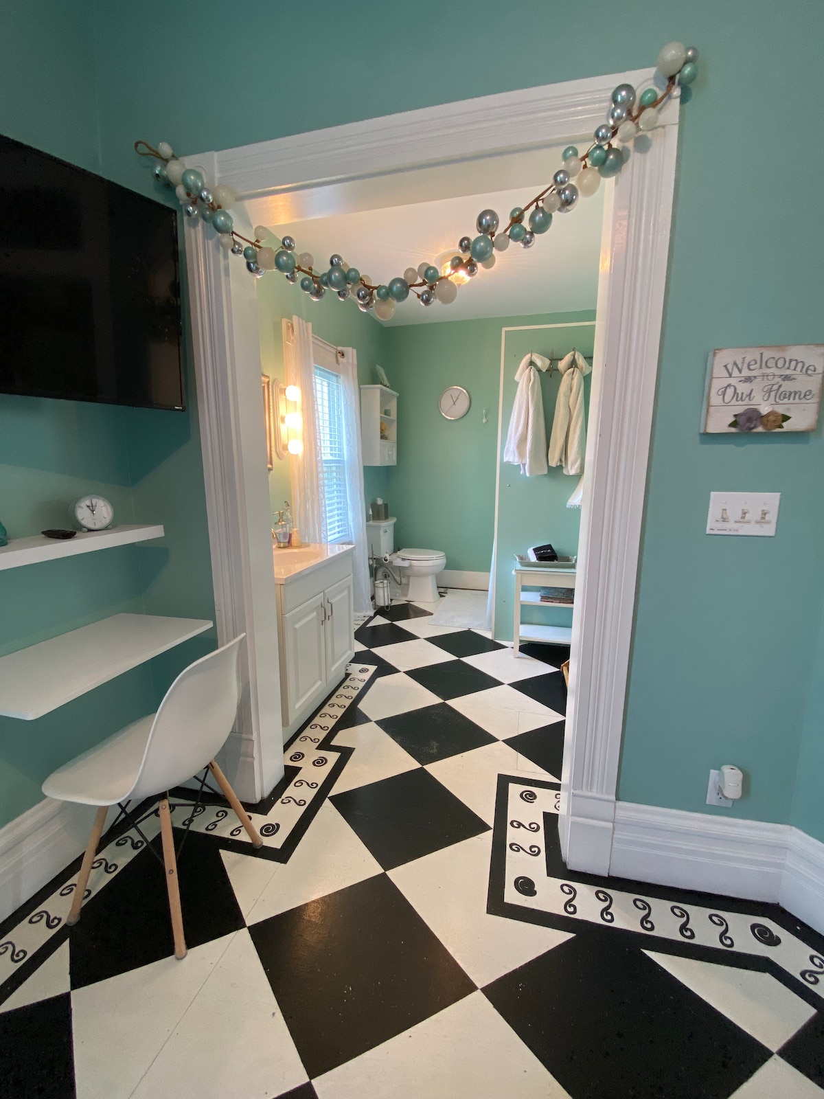 Private attached bathroom for the ensuite guestroom